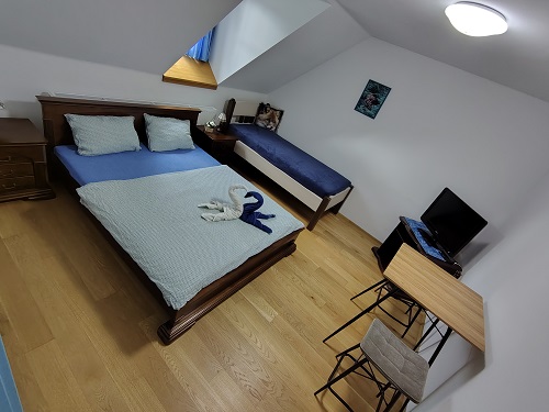 modrý pokoj vlastní WC/sprch. kout - společná kuchyňka na patře