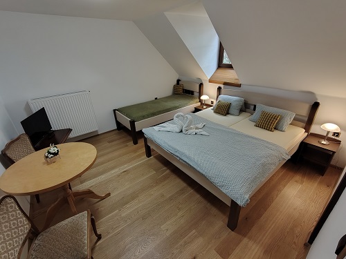 zelený pokoj vlastní WC/sprch. kout - společná kuchyňka na patře