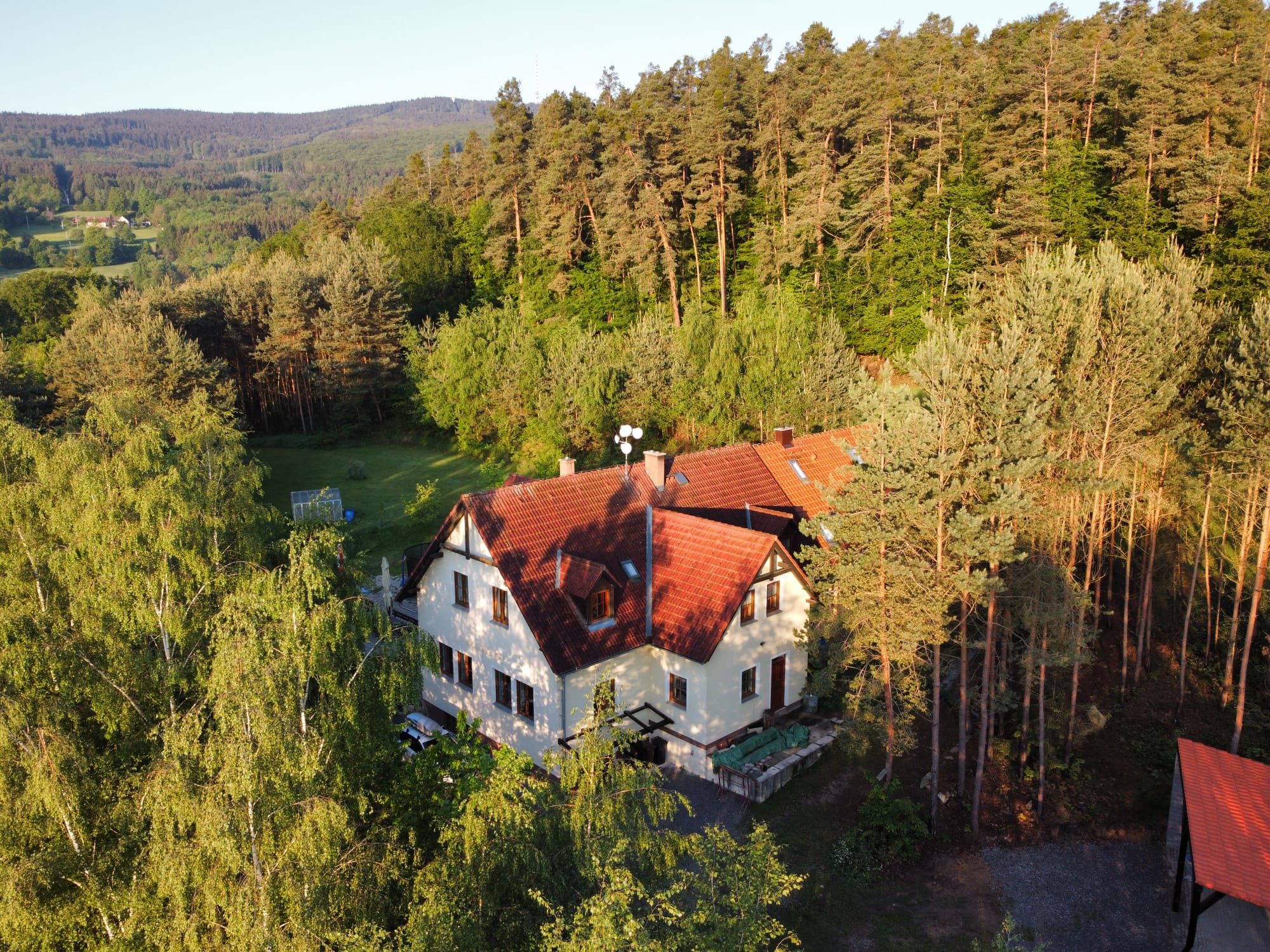 Pension U Lišků uprostřed Blanského lesa – pohled z dronu