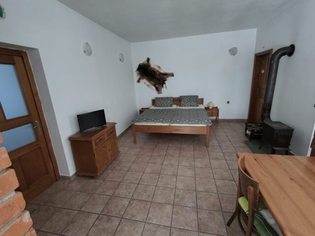 Apartmán Šumava – manželská postel a kamna